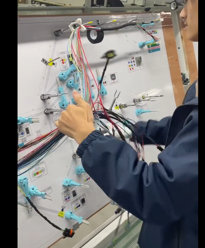 Proceso de fabricación y ensamble de un arnés eléctrico en SICEIN